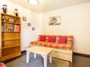 a living room with a couch and a table at Agréable T2 Cabine avec Piscine, Balcon et WiFi à Luz-Saint-Sauveur - FR-1-402-116 in Luz-Saint-Sauveur