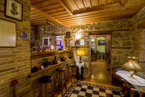 Reštaurácia alebo iné gastronomické zariadenie v ubytovaní Pigi Tarlampa Hotel