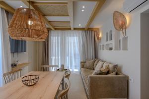 salon ze stołem i kanapą w obiekcie Corallia villas near the beach w mieście Plakias +37 zdjęć