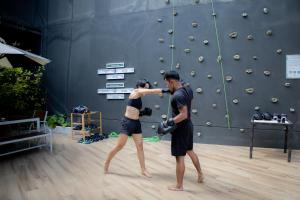 Panan Krabi Resort - SHA Extra Plus في شاطيء آونانغ: رجل وامرأة أمام جدار تسلق