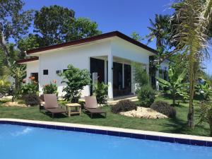 Bazén v ubytování BambooBeachVilla2 AC NEW OCEANFRONT POOL sunsetview garden kitchen SATELLITE STARLINK WI-FI nebo v jeho okolí