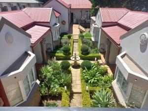 vista aerea sul cortile di una casa di Liza's Cottage Guesthouse a Pretoria