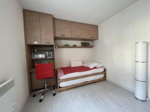 a small bedroom with a bed and a red chair at Appartement Villard-de-Lans, 3 pièces, 4 personnes - FR-1-548-24 in Villard-de-Lans