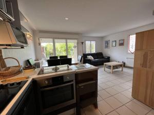 Kuchyňa alebo kuchynka v ubytovaní Appartement cosy avec terrasse et garage à deux pas des pistes ! - FR-1-548-24 + 1 fotografia