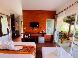 Habitación de hotel con 2 camas y TV en Bakantiang Resort, en Ko Lanta