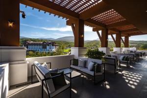 een patio met banken en tafels op een dak bij Shabran Wellbeing Resort in Pirǝbǝdil