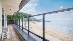 - un balcon offrant une vue sur la plage dans l'établissement Sea and Moon, à Geoje