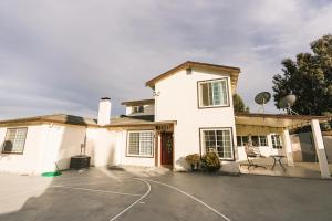a house with a basketball court in front of it at Luxury Sport & Gym Vacation House 10 Guests 5BR 2000sqft in San Jose