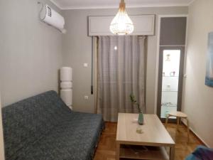 um pequeno quarto com uma cama e uma mesa em Evangelli Apartment- An oasis inside the center of Athens em Atenas