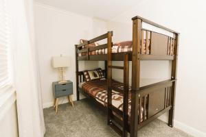 a bedroom with two bunk beds and a lamp at Luxury Sport & Gym Vacation House 10 Guests 5BR 2000sqft in San Jose