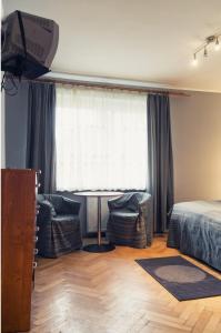 - une chambre avec un lit et une fenêtre dans l'établissement Homestay Willa Anna, à Karpacz
