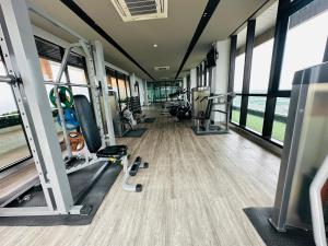 un gimnasio con cintas de correr y equipamiento en un edificio en Plum central westgate@Bangyai, en Ban Bang Krabu