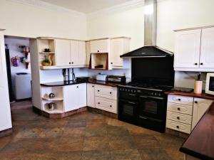Cuisine ou kitchenette dans l'établissement Trumpetters Drift Game Farm