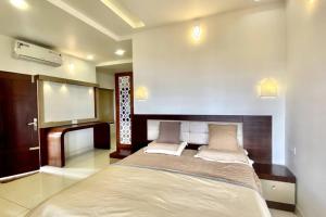 a bedroom with a large bed in a room at Willo Stays Sea View Home Kannur Landsend in Kannur