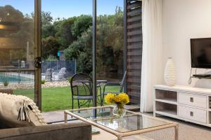 sala de estar con sofá y mesa de centro de cristal en Relax at 54, en Fingal