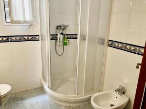 uma casa de banho com um chuveiro, um WC e um lavatório. em HABITACIÓN con baño uso privado CENTRO Málaga. em Málaga