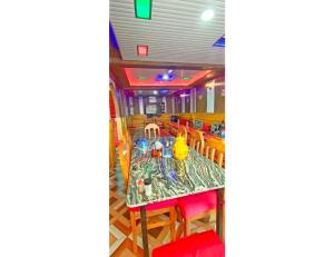 - une salle à manger avec une table et des chaises dans l'établissement Jambling Sherpa Homestay , Darjeeling, à Darjeeling