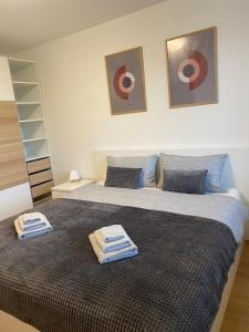 1 dormitorio con 2 camas y toallas. en LUXURY LIVING, en Trenčín