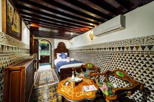 una camera con letto e tavolo di Riad Rcif & Spa Originale a Fes Altre 37 foto