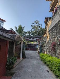 Une allée avec un panneau indiquant une allée fancyasyasy où vous êtes vivant dans l'établissement Kandy City Village, à Kandy