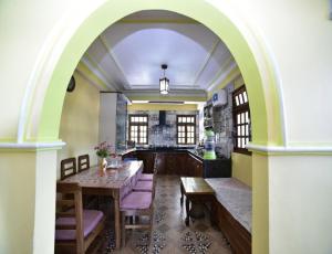 Ghangri Sherpa Luxury Homestay, Darjiling في Sonāda: ممر في مطبخ مع طاولة وكراسي