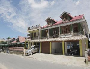 ein Gebäude mit einem Van davor in der Unterkunft Ghangri Sherpa Luxury Homestay, Darjiling in Sonāda