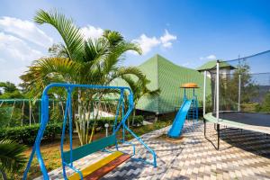 plac zabaw z trampoliną i basenem w obiekcie Winter Vale Green Stay Resorts w mieście Vagamon