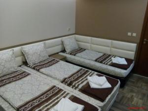 duas camas num quarto de hotel com toalhas em Mineral 56 em Banya
