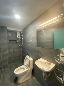 La salle de bains est pourvue de toilettes et d'un lavabo. dans l'établissement The Grandparents Homestay Full Nguyên Căn, à Quy Nhơn