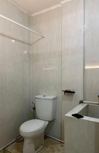 een badkamer met een toilet en een bad bij Minyo Guest House in Jakarta