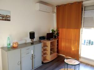 Pokój z biurkiem z komputerem i oknem w obiekcie T1 hyper centre de Valras plage w mieście Valras-Plage