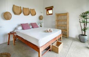 um quarto com uma cama grande e almofadas cor-de-rosa em Maria Bonita Sri Lanka em Ahangama