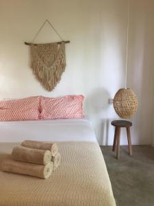 um quarto com uma cama com toalhas em Maria Bonita Sri Lanka em Ahangama
