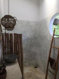 uma casa de banho com um lavatório e uma tigela na parede em Maria Bonita Sri Lanka em Ahangama