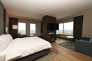 Crowne Plaza Ankara, an IHG Hotel في أنقرة: غرفة فندق بسرير كبير وتلفزيون