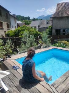 Bazén v ubytování Les Chatougoulis nebo v jeho okolí