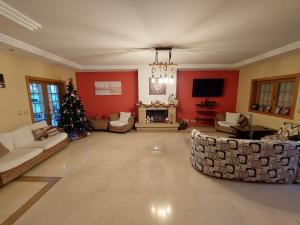 una sala de estar con un árbol de Navidad y sofás en Villa dos Teixos, en Cascais