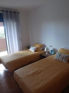 ラハレスにあるCasa sol Origo Mareのベッドルーム1室(ベッド2台、窓付)