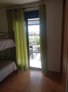 een kamer met een glazen schuifdeur naar een patio bij Casa sol Origo Mare in Lajares