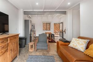 Χώρος καθιστικού στο Dolphin Coast Doll House - quaint cottage close to the beach!