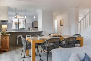 Una cocina y un comedor con mesa y sillas. en Bluewater Bungalow, en Dunsborough