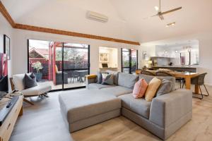 una sala de estar con un sofá y una mesa en Bluewater Bungalow, en Dunsborough