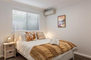 un dormitorio con una cama y una ventana en Bluewater Bungalow, en Dunsborough