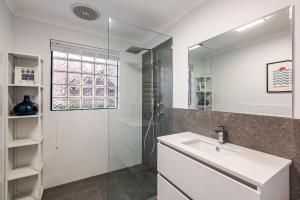 Un baño con lavabo y ducha de cristal. en Bluewater Bungalow, en Dunsborough 23 fotos más