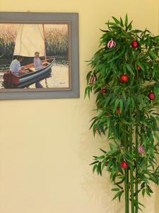 Une peinture de deux personnes dans un bateau à côté d'une plante dans l'établissement MADE in Bologna, à Bologne
