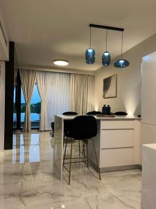 een keuken met een tafel en stoelen in een kamer bij Liz suite in Caesarea