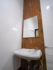 RoomQuest Chonburi Phanat Nikhom tesisinde bir banyo