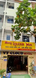 un negozio con un cartello giallo e rosso di fronte a un edificio di Khánh Vân - VT Cloud mini Hotel a Vung Tau