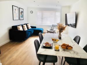 una sala de estar con una mesa con comida. en Free Parking 2 Bed With Garden, Fibre Wi-Fi & Netflix, en Taunton