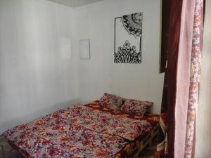 Tempat tidur dalam kamar di Laughing Buddha Guest House & Villa